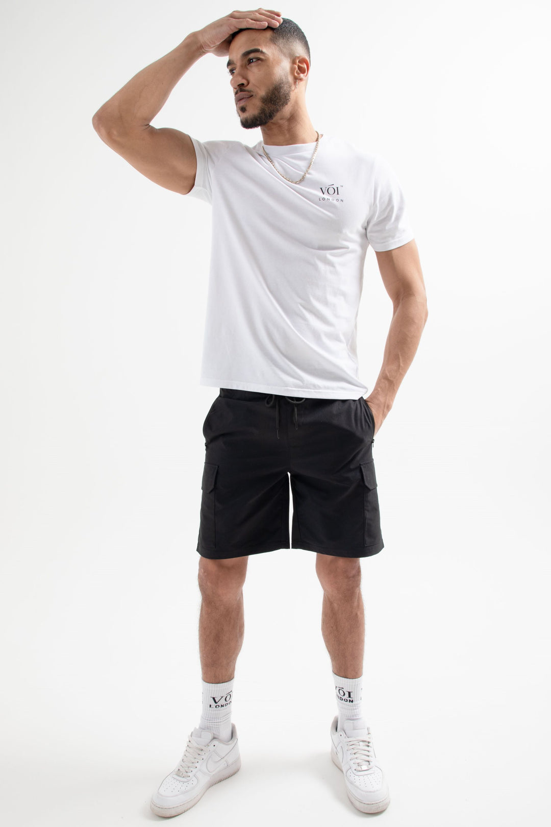 Brook Street T-Shirt und Cargo-Shorts-Set - Weiß / Schwarz